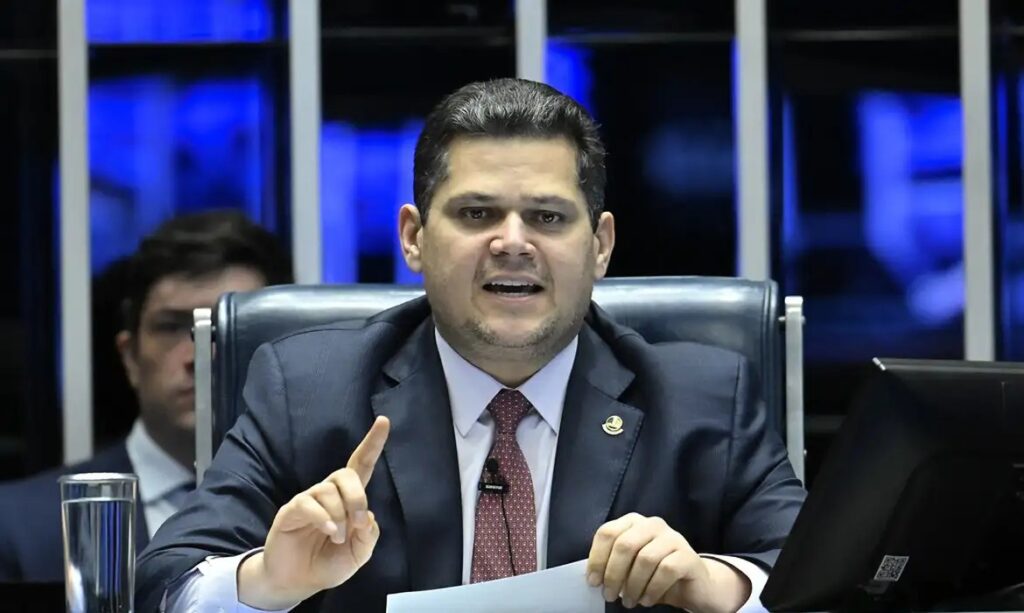 Alcolumbre mantém silêncio sobre PEC do fim da escala 6×1