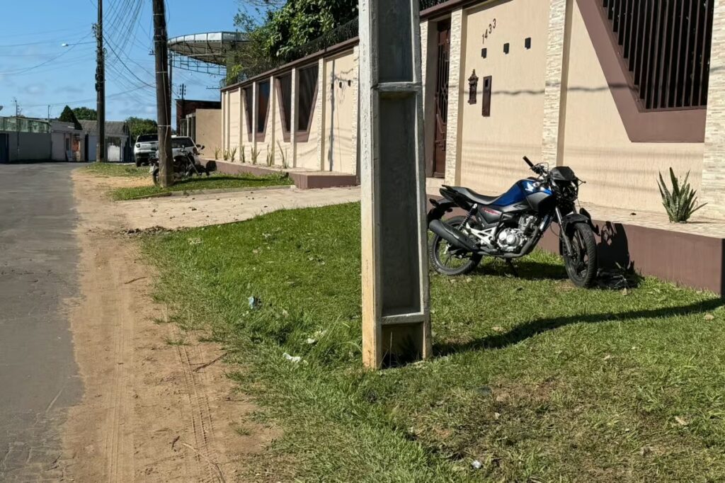 Jovem de 18 anos morre após colidir moto contra poste em Cruzeiro do Sul