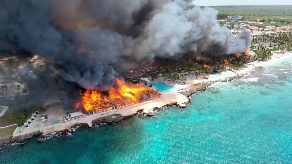 Incêndio em resort de luxo deixa uma turista morta e força evacuação