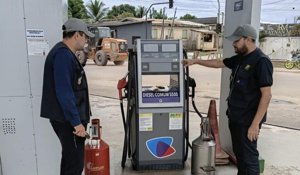 Fiscalização encontra bombas de combustíveis com irregularidades e apreende produtos sem selo de segurança no Acre