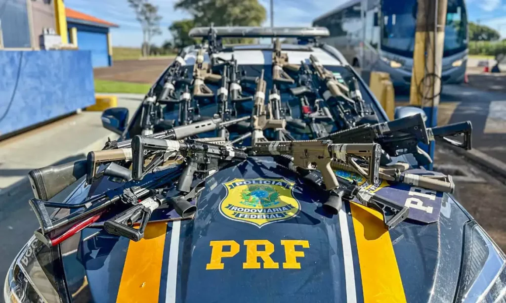 PRF apreende 26 fuzis durante abordagem a caminhão
