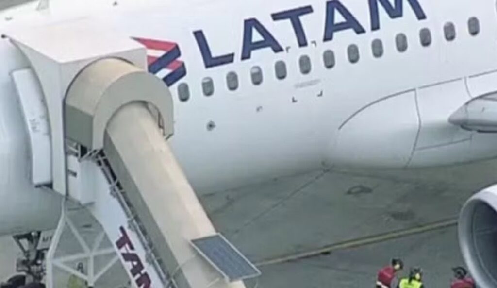 Mulher morre ao cair de escada de avião no desembarque em Congonhas, em SP