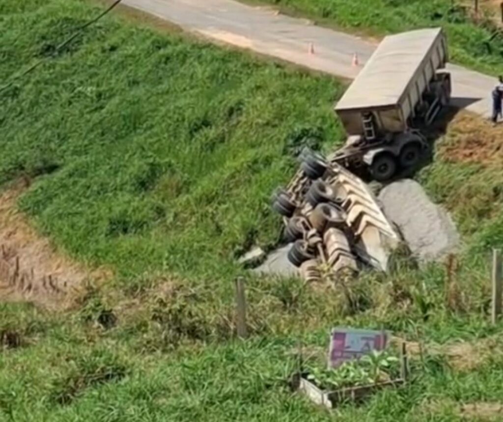 Carreta cai em barranco na BR-364 em Tarauacá; veja vídeo