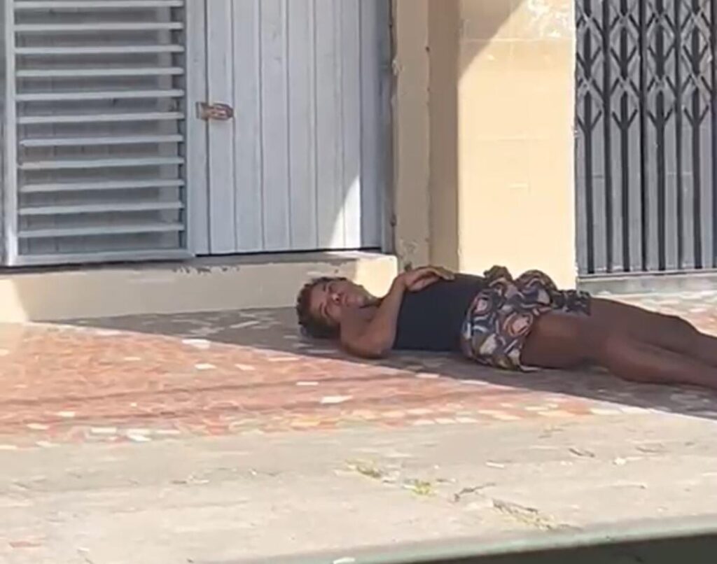 Mulher em situação de rua sofre crise convulsiva em frente à Catedral de Cruzeiro do Sul; veja vídeo
