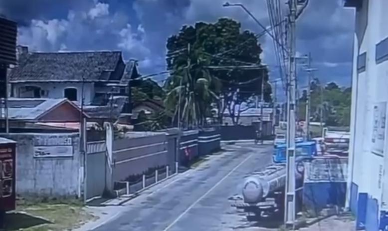 Pedestre é atropelado em calçada na manhã desta terça-feira em Cruzeiro do Sul; veja vídeo