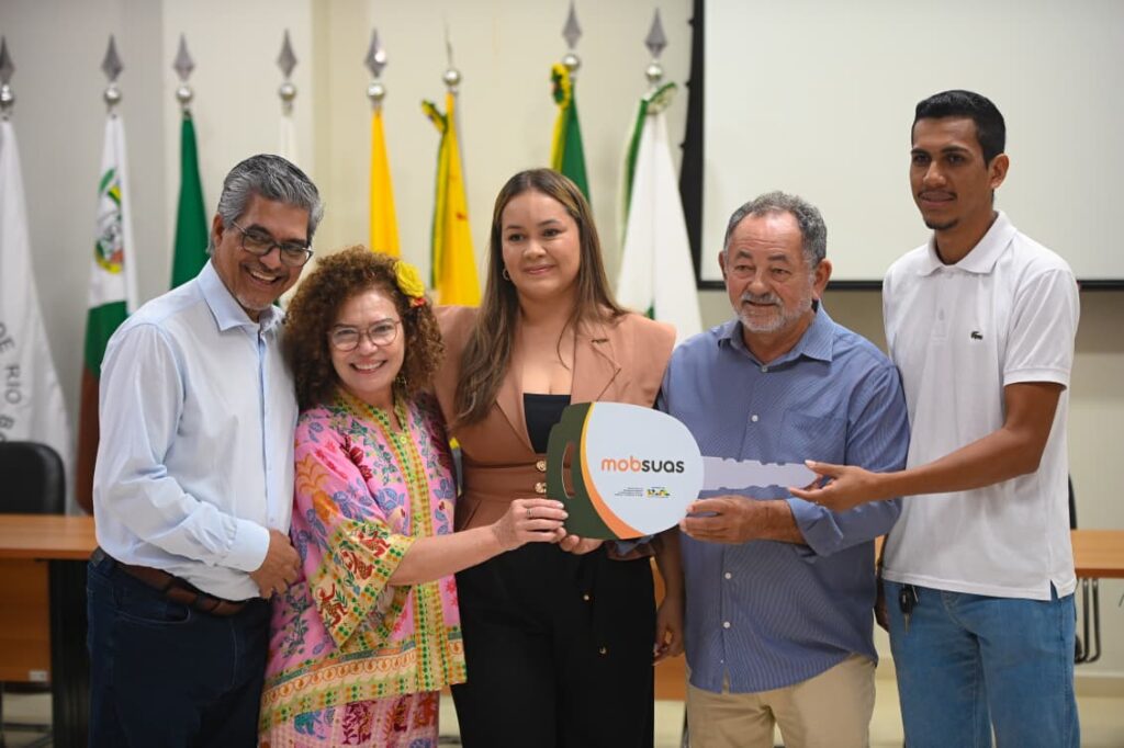Por meio de uma articulação de Edvaldo e Perpétua, Ministério do Desenvolvimento e Assistência Social entrega caminhonetes a cinco cidades do Acre
