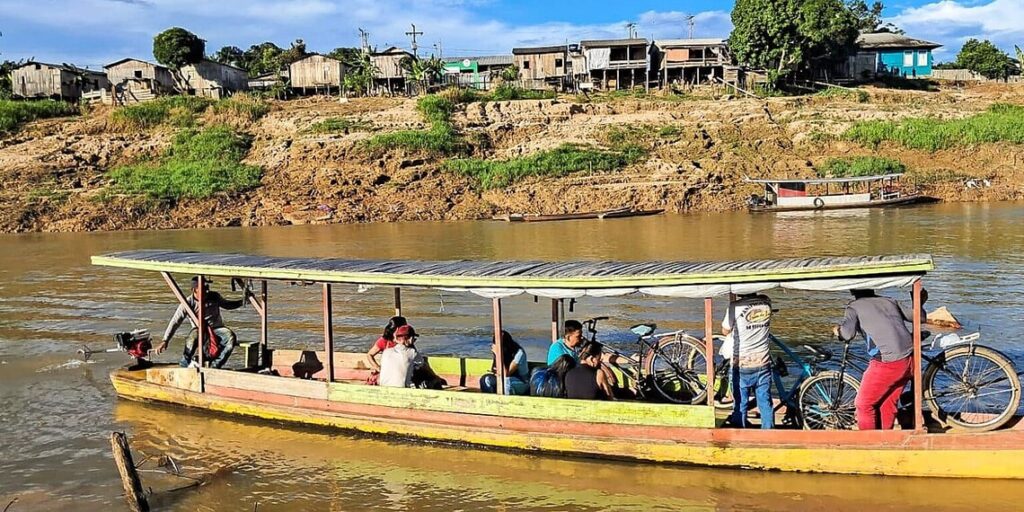 Após desabamento de ponte, governo contrata catraia para fazer travessia em Sena Madureira