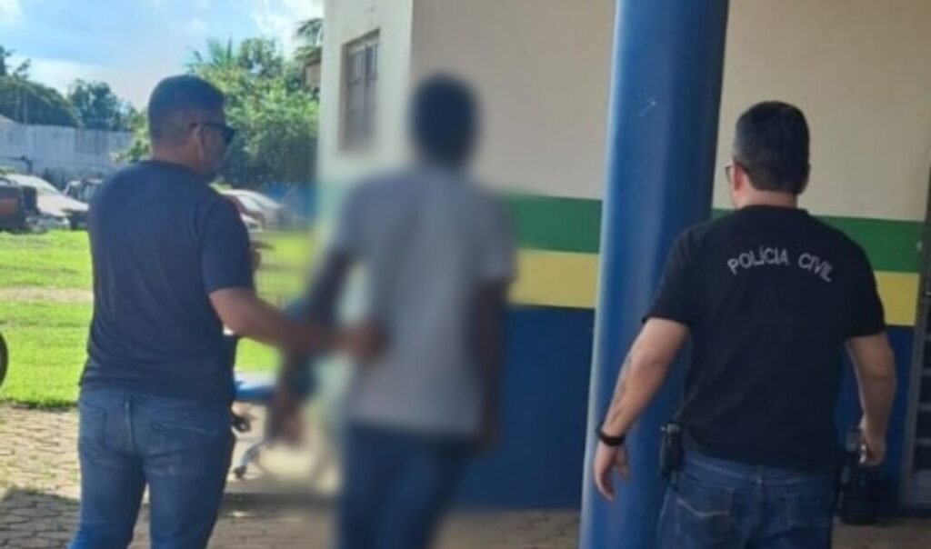 Homem é preso após ameaçar a mãe com machado