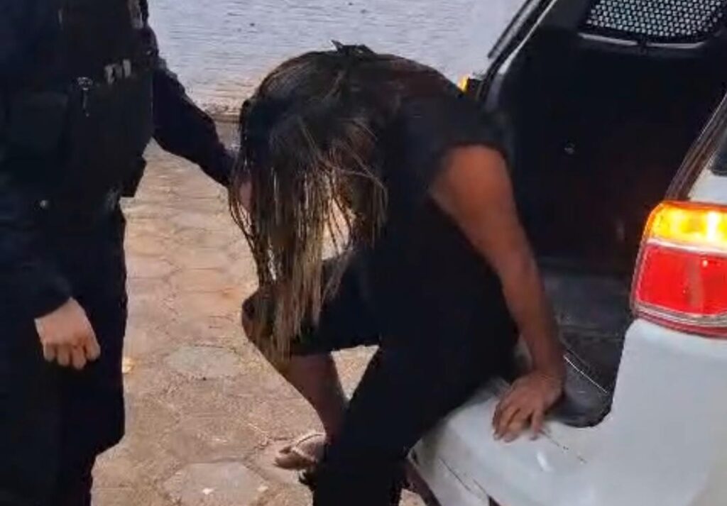 Mulher é presa com drogas e arma de fogo durante ação da Força Tática