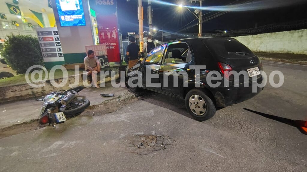 Jovem fica gravemente ferido após colisão entre carro e motocicleta