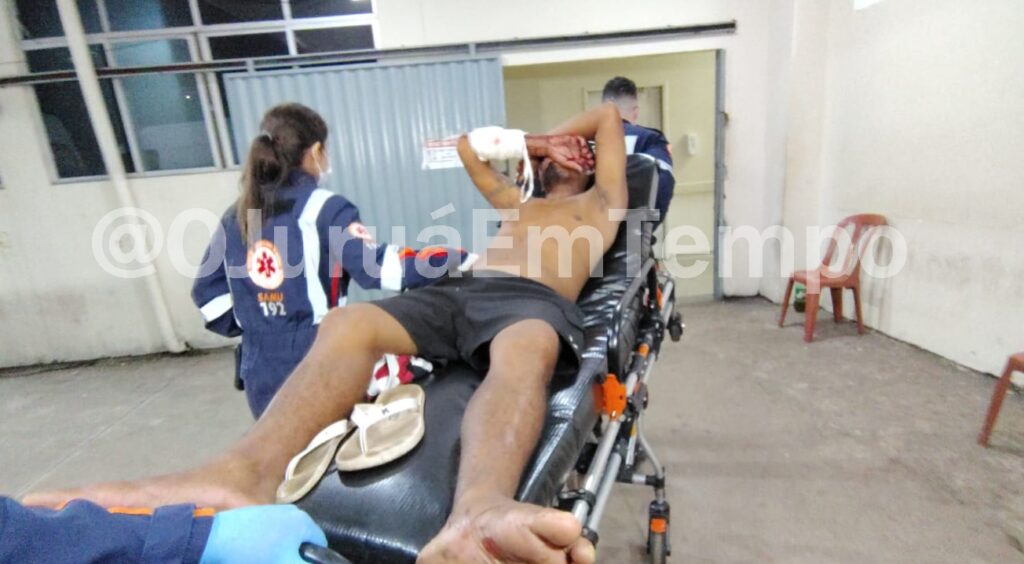 Homem em situação de rua é ferido com tiro em parada de ônibus