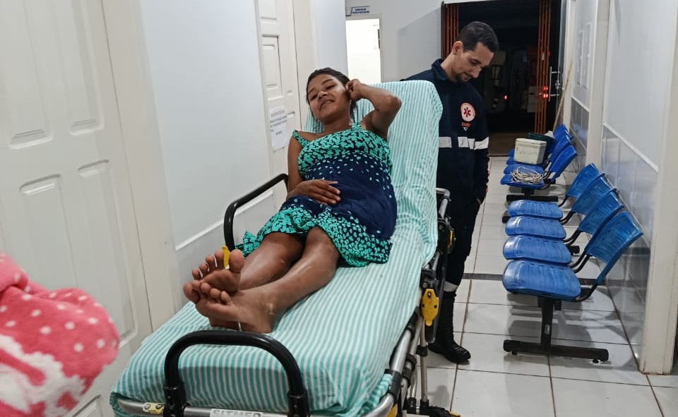 Às pressas, mulher anda até posto e dá à luz no chão de unidade de saúde no Rio Liberdade