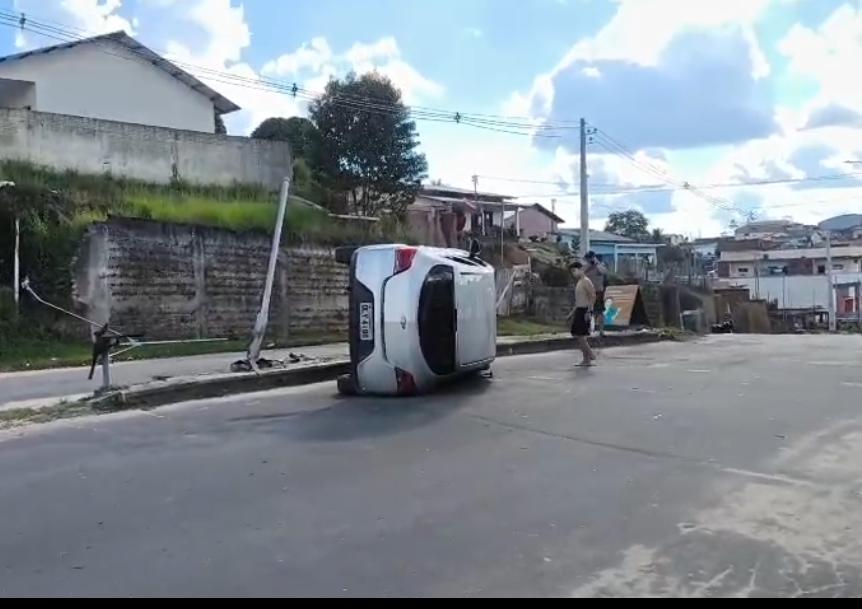 Carro bate em canteiro central e capota no meio da Avenida Lauro Muller em Cruzeiro do Sul; veja vídeo