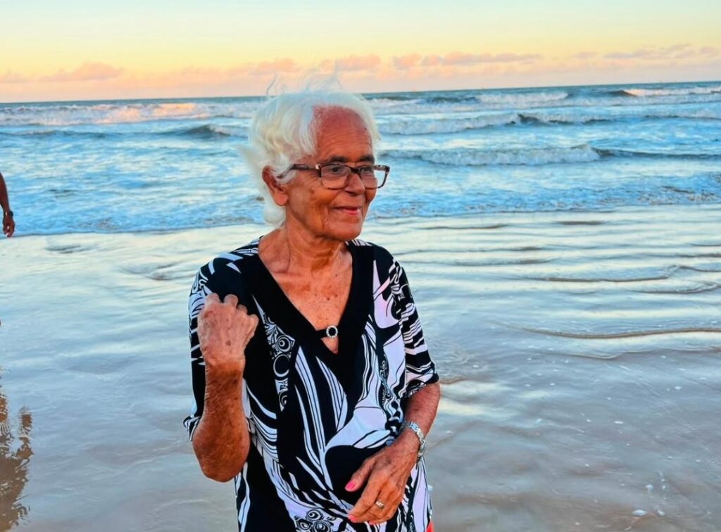 Aos 80 anos, moradora de Cruzeiro do Sul realiza sonho e conhece o mar pela primeira vez: “É um privilégio”