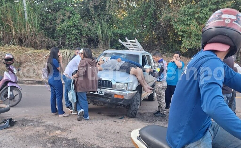 Motociclista sofre fratura na perna após colisão com caminhonete no interior do Acre
