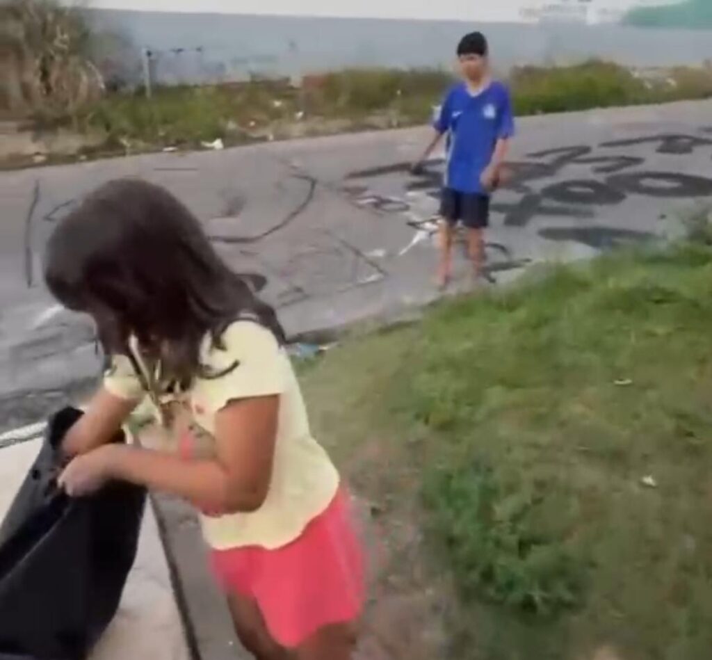 Em Cruzeiro do Sul, crianças usam carvão e decoram rua para Copa do Mundo