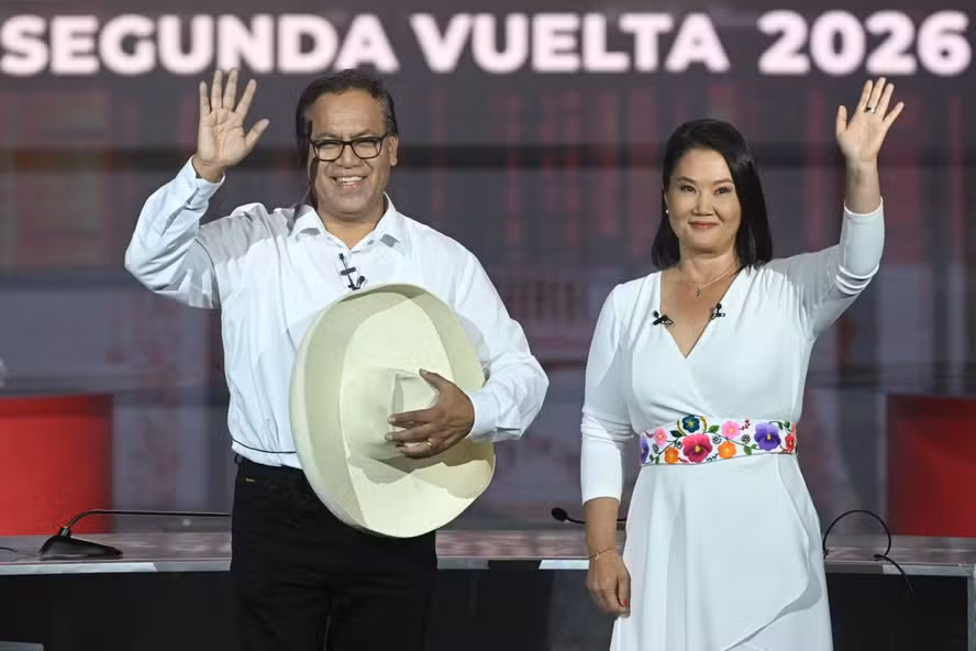 Eleições no Peru: Com mais de 93% das urnas apuradas, candidato de esquerda supera a de direita