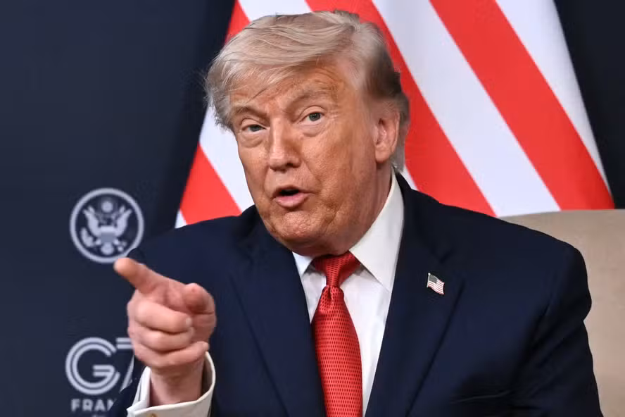 Trump ameaça voltar a ‘lançar bombas’ se o Irã ‘não se comportar’ às vésperas de acordo para encerrar guerra
