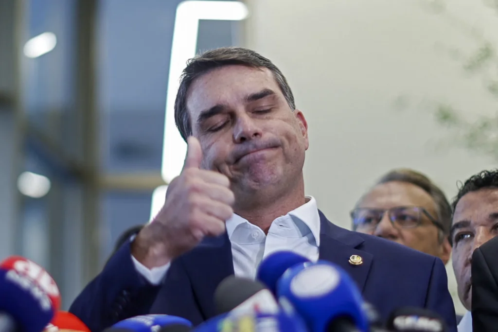 Flávio Bolsonaro critica ‘canetadas’ do STF e sugere ligações de Dino e Lula com o crime organizado