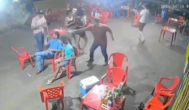 CENA FORTE: homem é assassinado a tiros enquanto conversava em bar