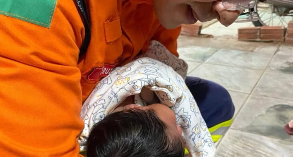 Bombeiros salvam recém-nascido de 14 dias após engasgo com leite materno no Acre