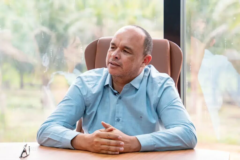 Juíza afasta acusações de abuso de poder e livra prefeito e vice de Mâncio Lima de cassação