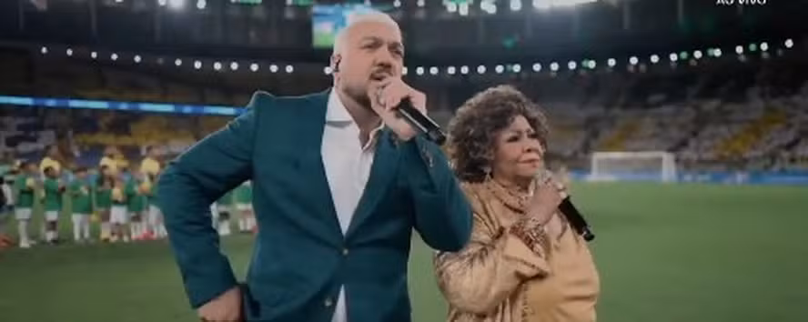 Alcione explica confusão com Belo na hora do hino nacional no Maracanã