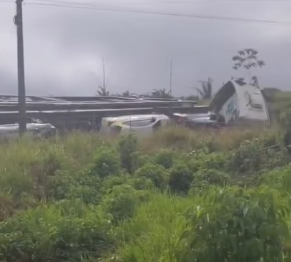 Carreta carregada com carros tomba na BR-364 no interior do Acre