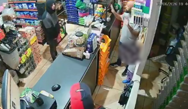 Comerciante implora para não ser morto na frente da filha durante assalto