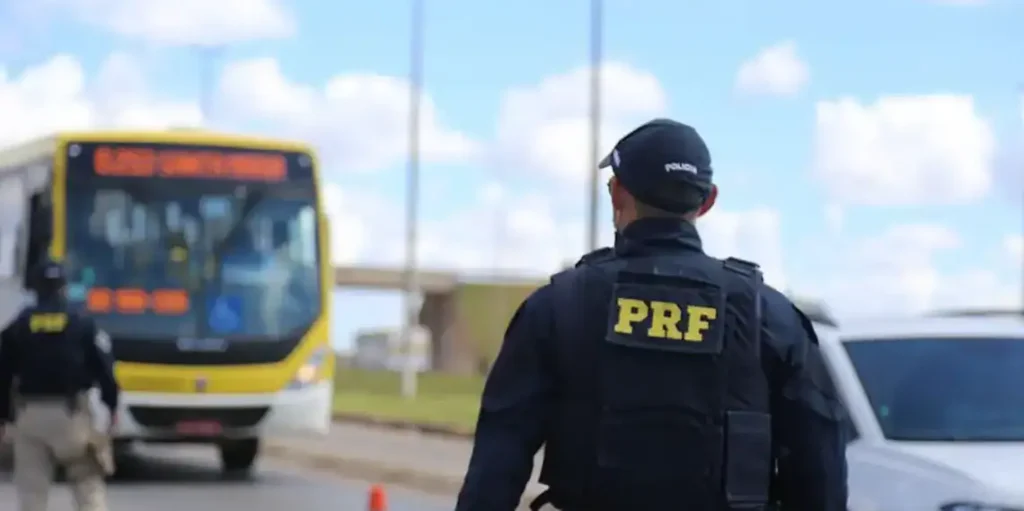PRF inicia operação Corpus Christi com foco na fiscalização de ônibus e vans nas rodovias federais