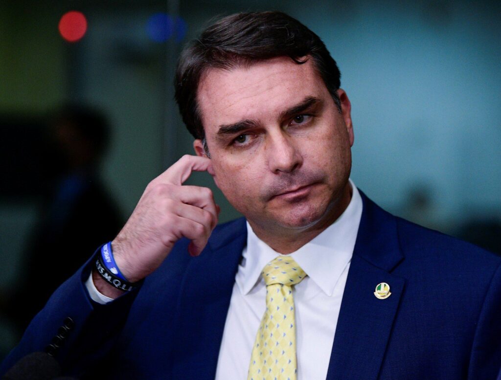 Ninguém tem direito de tocar no Bolsa Família, diz Flávio