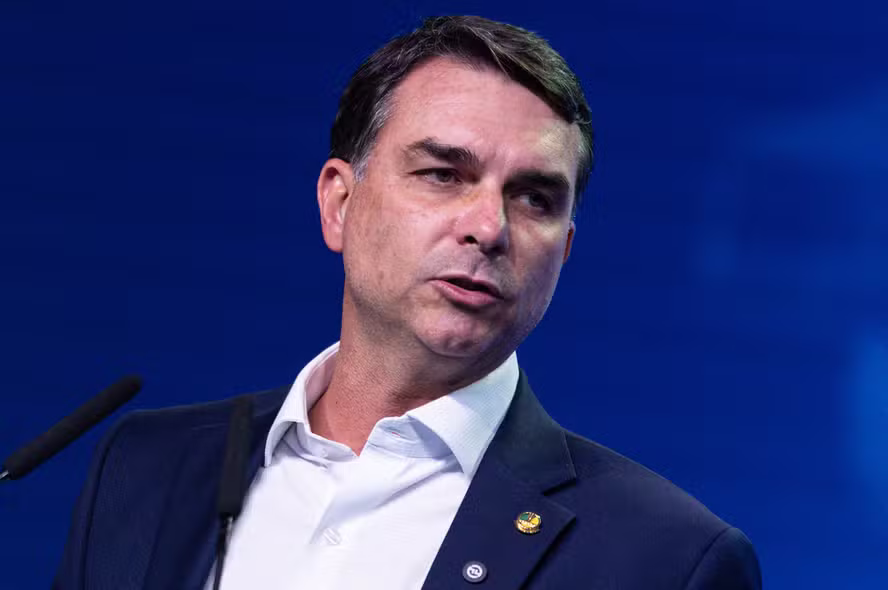 Flávio ‘troca’ discurso no tarifaço, deixa STF fora e vai reforçar críticas a Lula por temor de desgaste