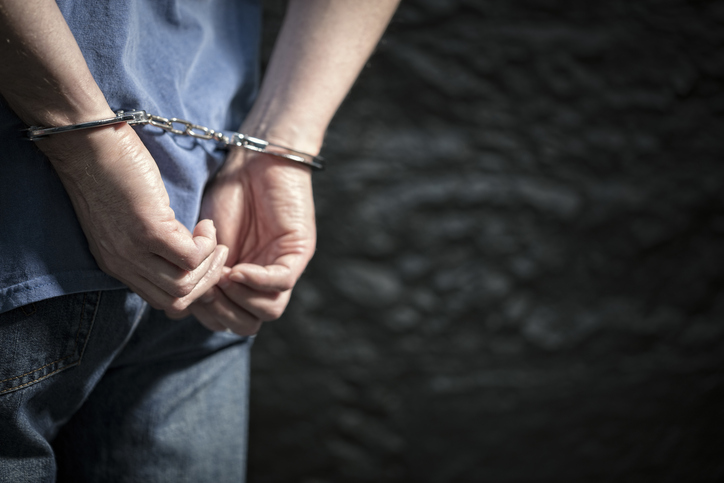 Homem é preso após morder policial e resistir à abordagem em Cruzeiro do Sul