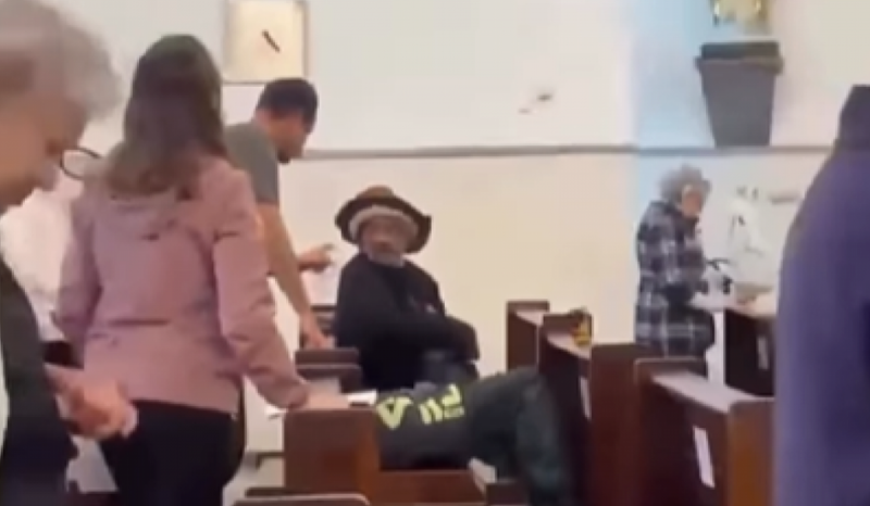 Homem se masturba durante missa na frente de fiéis; veja vídeo