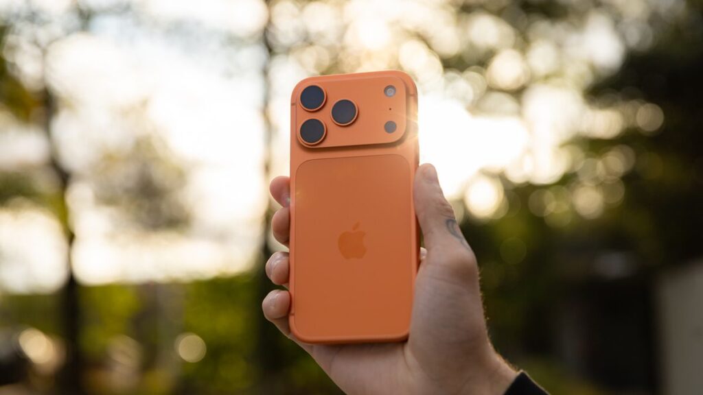 Apple subirá preços do iPhone devido a custos de memórias para IA