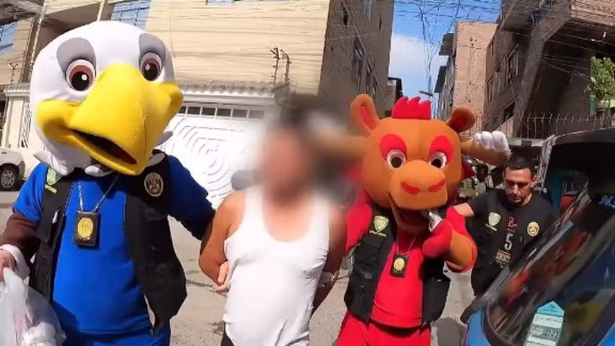 Policiais se disfarçam de mascotes da Copa de 2026 para prender suspeito de tráfico no Peru