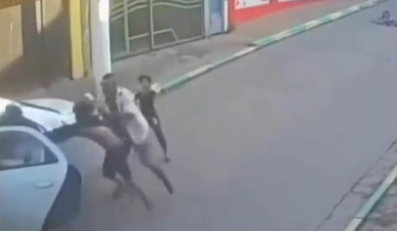 Homem tenta levar menino à força para dentro de carro e é impedido; veja vídeo
