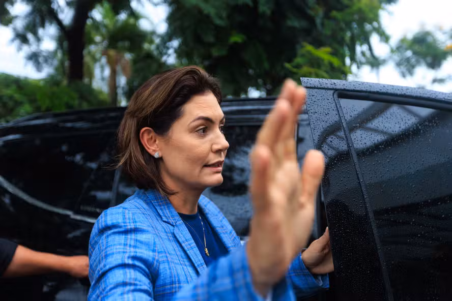 Michelle faz campanha remota de casa, monta bancada feminina e amplia disputa silenciosa com Flávio