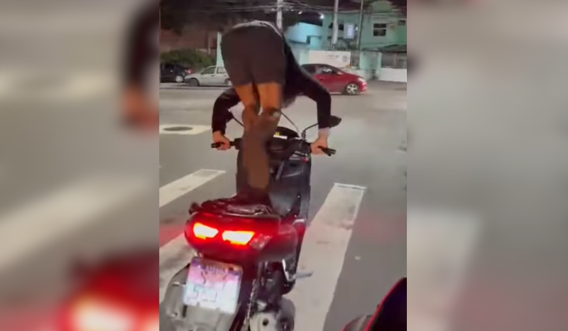 ‘Deu ruim’: motociclista cai de cara no asfalto após tentar dar grau; veja vídeo
