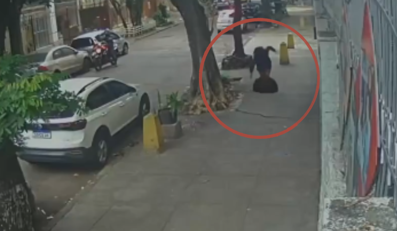 Mulher tropeça em tampa e acaba ‘engolida’ por bueiro; veja vídeo