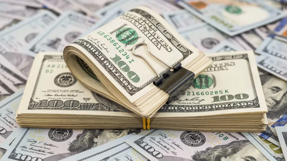 Dólar cai e Bolsa sobe com inflação e Oriente Médio em foco