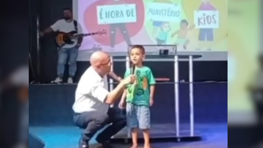 VÍDEO: criança interrompe culto para contar ‘testemunho’ e viraliza
