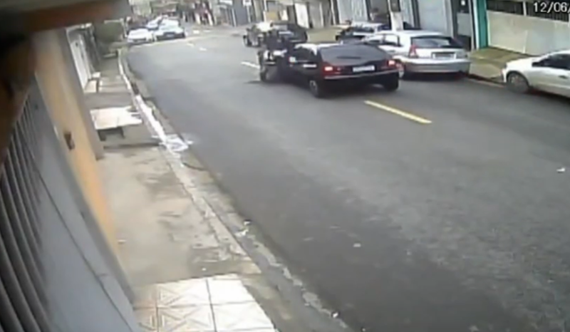 VÍDEO: policial é arremessado após batida em carro durante perseguição