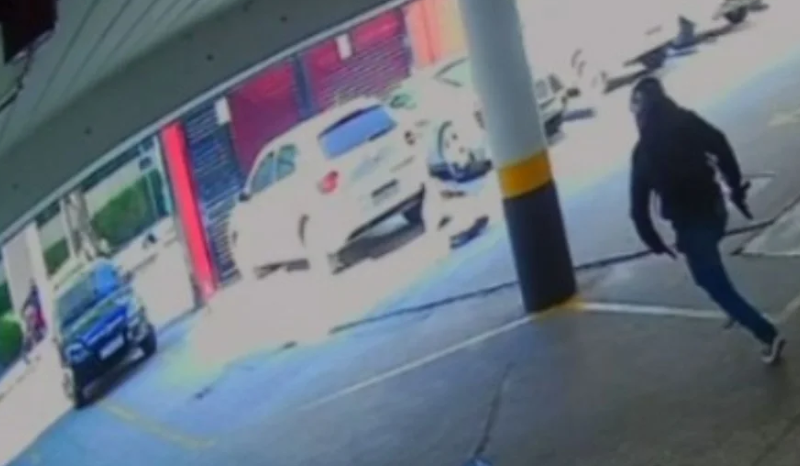 Policial militar de folga reage a assalto e é baleado cinco vezes; veja vídeo