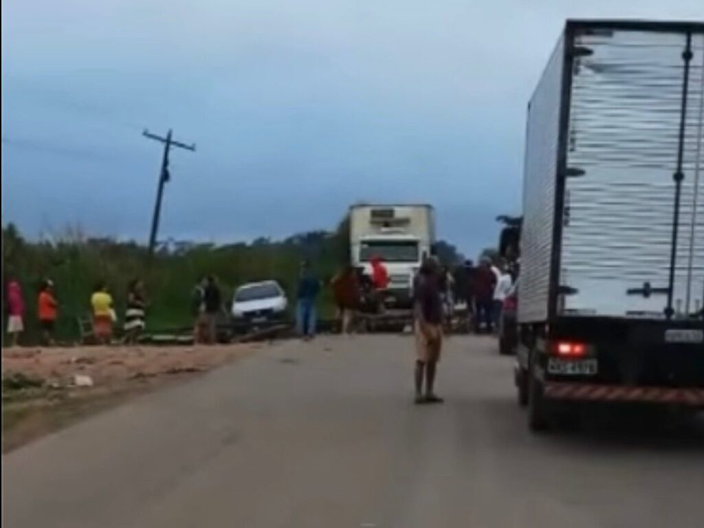 Moradores fecham a BR-364 pedindo melhorias em ramal no interior do Acre