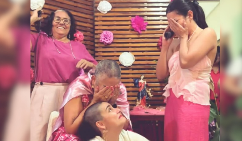 VÍDEO: três gerações de mulheres raspam o cabelo em apoio a mãe com câncer