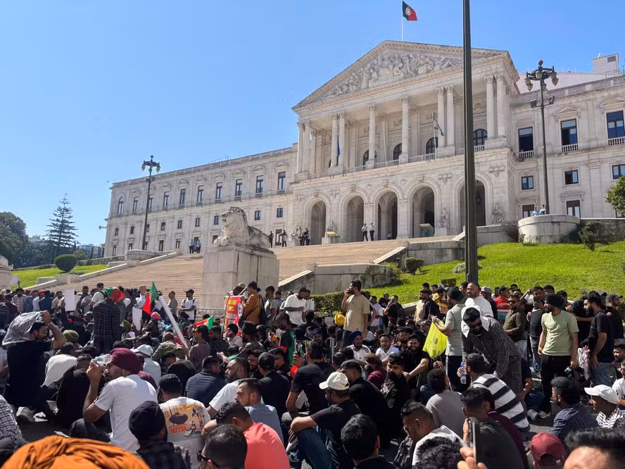 Portugal faz ofensiva anti-imigração: restringe residência para estudantes e veta criminalização do racismo