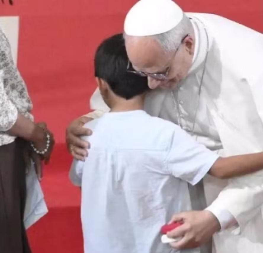 Menino de 6 anos questiona Papa Leão XIV sobre desigualdade, solidão e fé durante visita à chamada ‘catedral dos pobres’