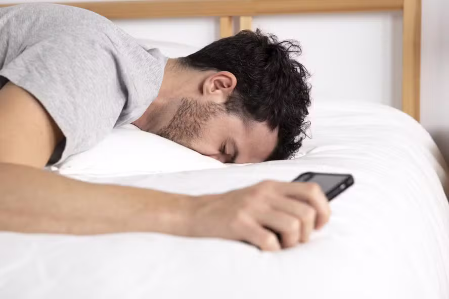 Checar o celular assim que acorda indica traços de personalidade e hábito pode impactar o cérebro