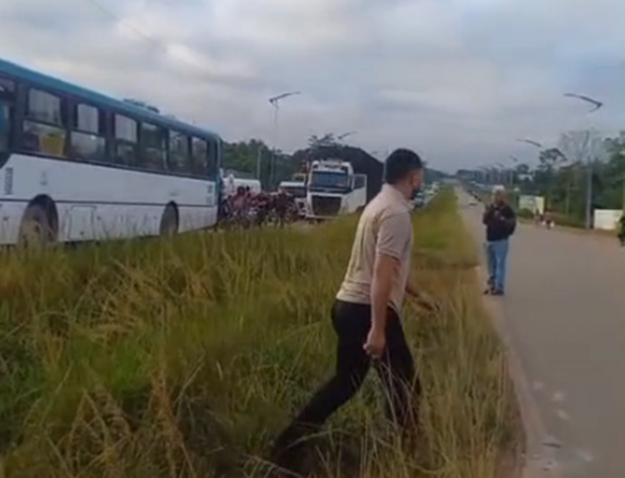 Em Rio Branco, moradores bloqueiam BR-364 em protesto por melhorias na comunidade: “três anos de promessas”
